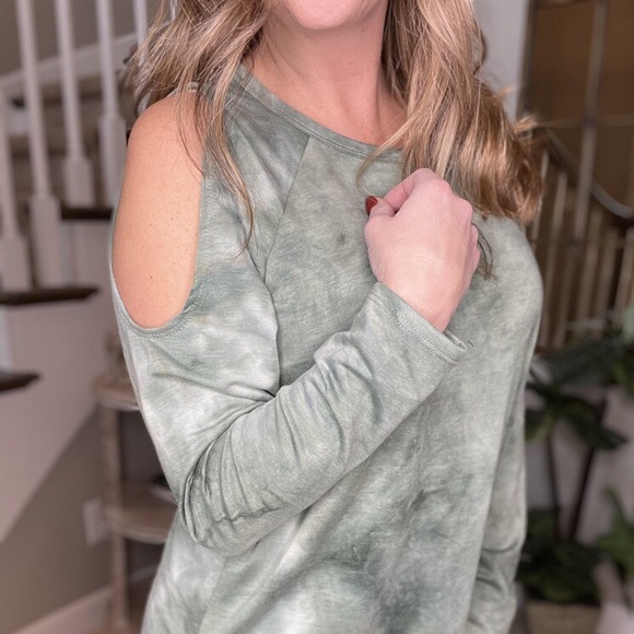 Twisted tie dye Top Cold Shoulder - Picture 2 of 10